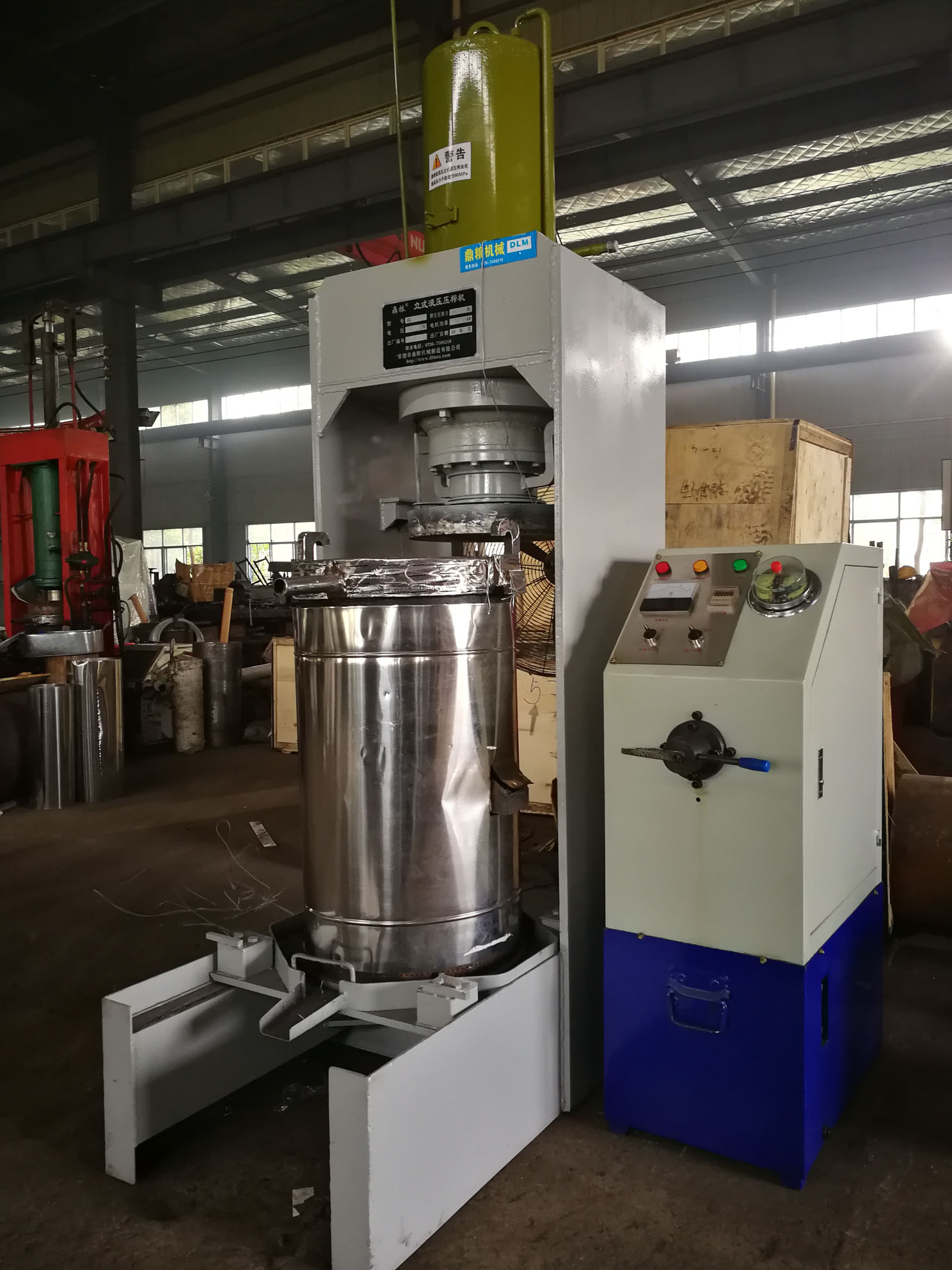 不銹鋼超高壓立式液壓壓榨機(jī)，果汁壓榨機(jī)，果渣壓榨機(jī)，藥材壓榨，油渣處理，白土壓榨